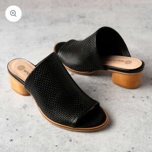 Eric Michael Sevilla Mule Sandals in Metallic Blue w/ Gold Flecks, Size 37= 7M